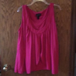 Scoop neck , sleeveless top.